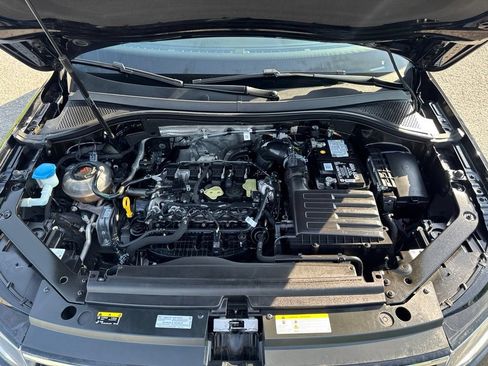 Used 2023 Volkswagen Tiguan SE R-Line FWD image 8