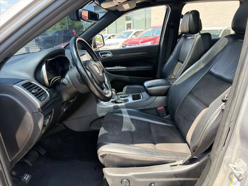 Used 2019 Jeep Grand Cherokee Altitude AWD/4WD image 11