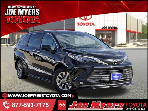 Used 2026 Toyota Sienna XLE FWD image 1