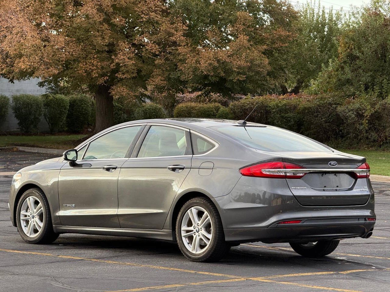 Used 2018 Ford Fusion SE w/ Equipment Group 602A FWD image 3