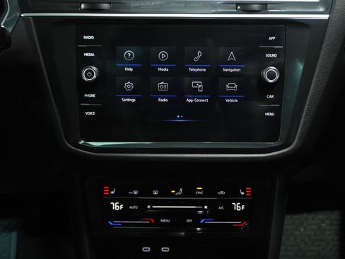 Certified 2024 Volkswagen Tiguan SE w/ Panoramic Sunroof Package AWD/4WD image 17