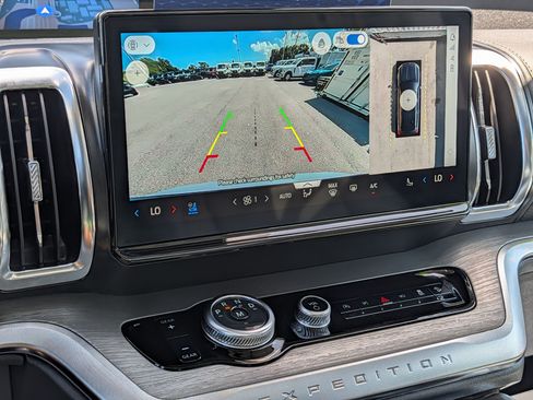 Certified 2025 Ford Expedition Platinum AWD/4WD image 35