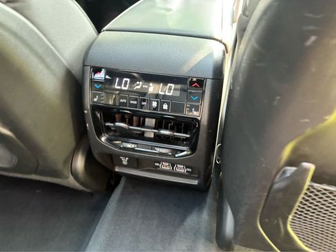 Used 2023 Jeep Grand Cherokee Overland w/ Luxury Tech Group IV AWD/4WD image 28