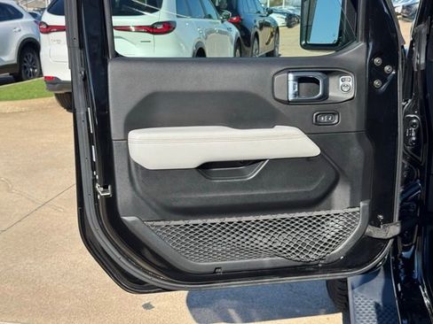 Used 2021 Jeep Wrangler Unlimited Sahara image 10