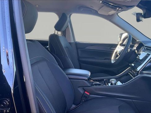 Used 2023 Jeep Grand Cherokee L Laredo image 32