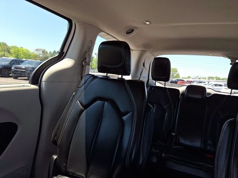 Used 2023 Chrysler Pacifica Touring-L FWD image 19