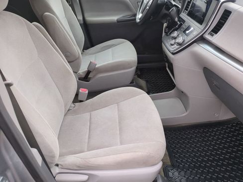Used 2016 Toyota Sienna L image 21