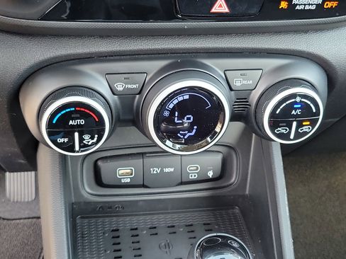 Certified 2025 Hyundai Venue Limited FWD image 17