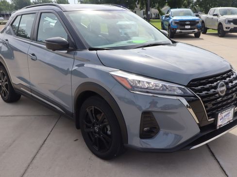 Used 2023 Nissan Kicks SR w/ SR Premium Package FWD image 3
