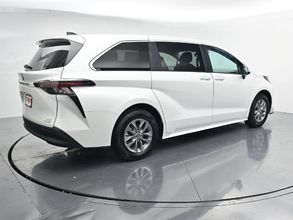 Used 2024 Toyota Sienna XLE FWD image 8