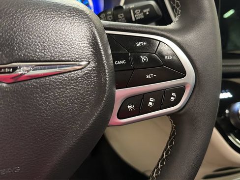 Used 2023 Chrysler Pacifica Touring-L FWD image 20