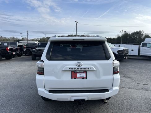Used 2017 Toyota 4Runner SR5 image 6