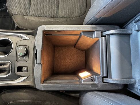 Certified 2023 Chevrolet Traverse LT image 24