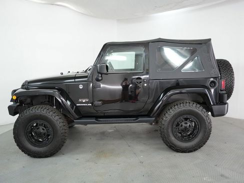 Used 2017 Jeep Wrangler Sahara AWD/4WD image 4