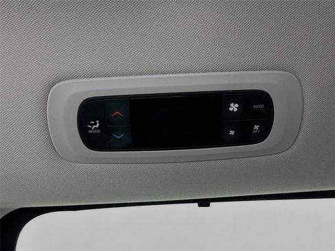 Used 2024 Chrysler Pacifica Touring-L FWD image 32