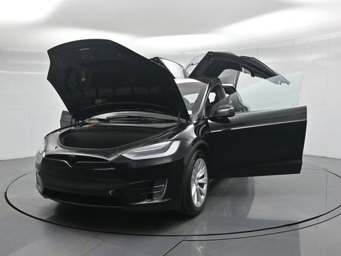 Used 2018 Tesla Model X 75D image 30