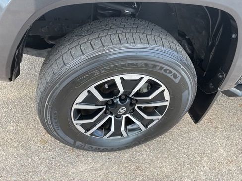 Used 2021 Toyota Tacoma TRD Sport w/ Technology Package image 11