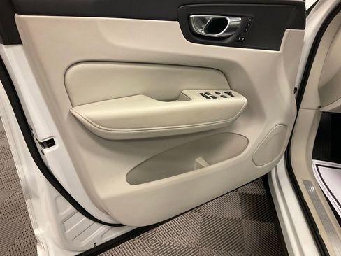 Used 2023 Volvo XC60 B5 Plus image 15