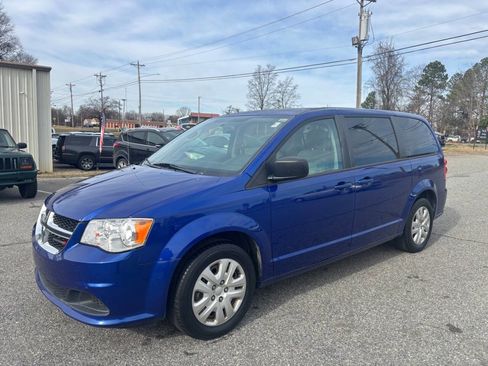 Used 2018 Dodge Grand Caravan SE w/ UConnect Hands-Free Group image 1