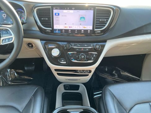 Used 2024 Chrysler Pacifica Touring-L FWD image 12