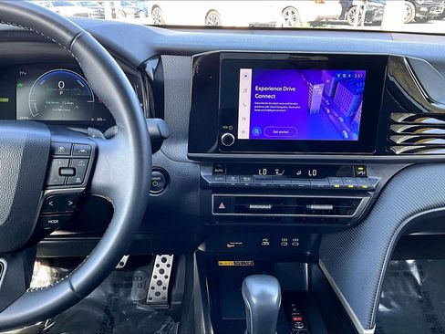 Used 2025 Toyota Camry SE image 6