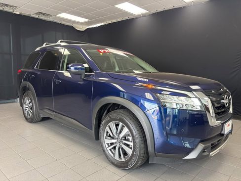 Used 2024 Nissan Pathfinder SL image 1
