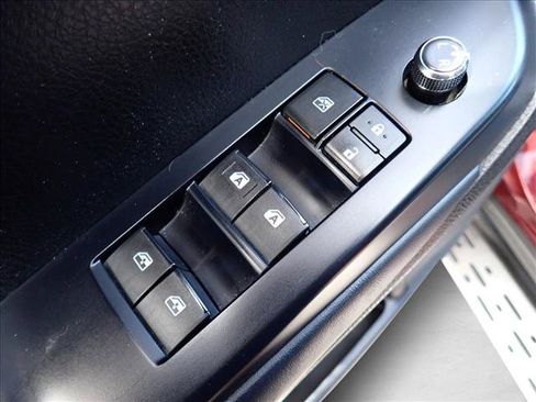 Used 2016 Toyota Highlander XLE w/ Four Season Floor Mat Package AWD/4WD image 17