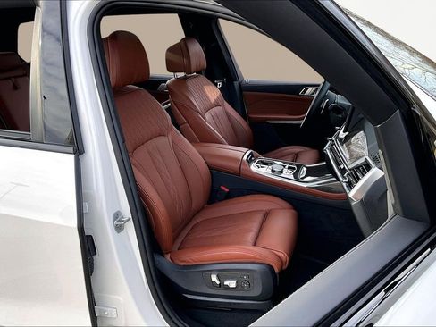 Used 2025 BMW X7 M60i w/ Climate Comfort Package image 7