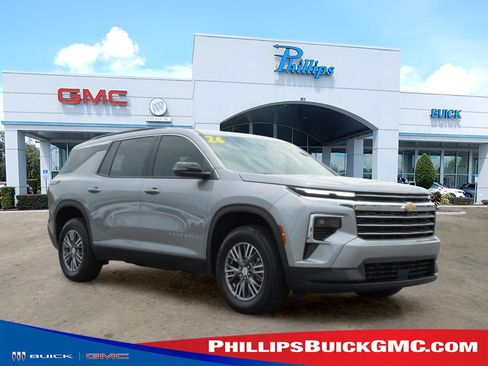 Used 2026 Chevrolet Traverse LT FWD image 1