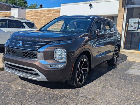 Used 2023 Mitsubishi Outlander SEL AWD/4WD image 2