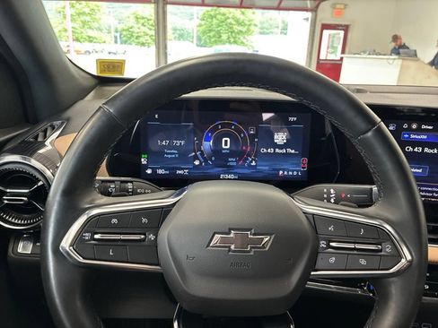 Used 2025 Chevrolet Equinox ACTIV w/ Safety and Technology Package AWD/4WD image 44