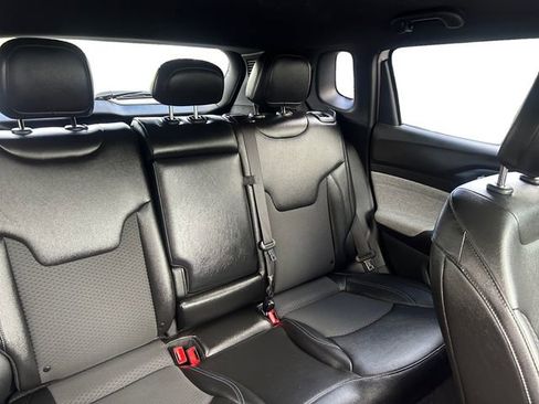 Used 2025 Jeep Compass Latitude AWD/4WD image 17