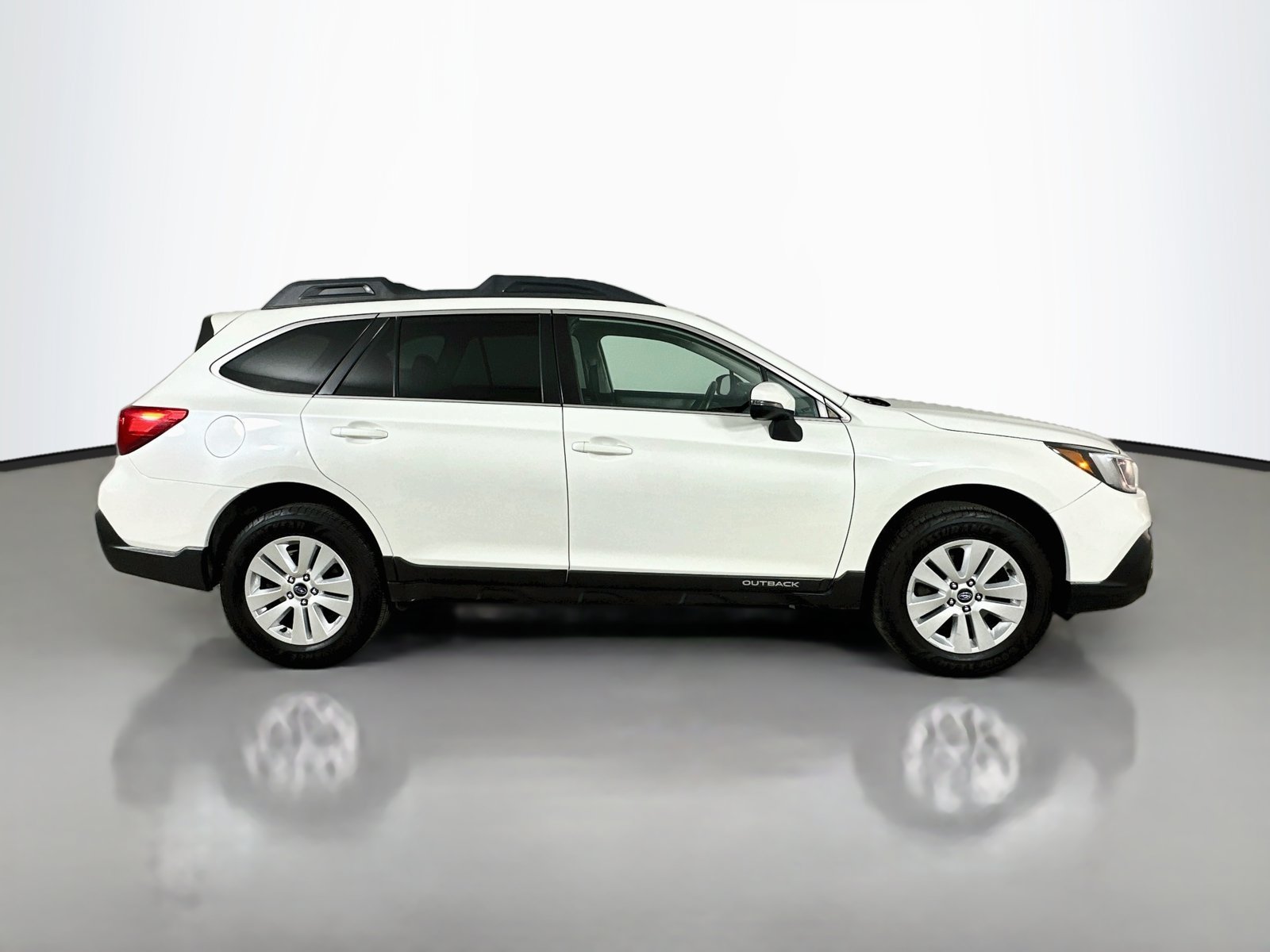 Used 2018 Subaru Outback 2.5i Premium AWD/4WD image 4