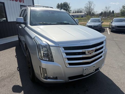 Used 2017 Cadillac Escalade Luxury image 4