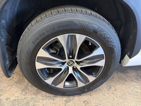 Used 2022 Toyota Highlander XLE image 11