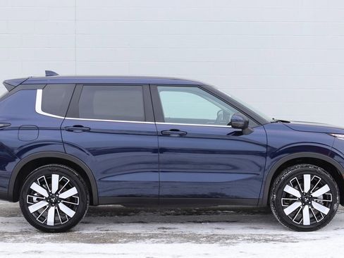 Used 2025 Mitsubishi Outlander SE image 2