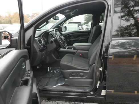 Used 2019 Nissan Titan SV w/ SV Convenience Package image 12