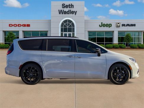 New 2026 Chrysler Pacifica Select w/ S Appearance Package image 8