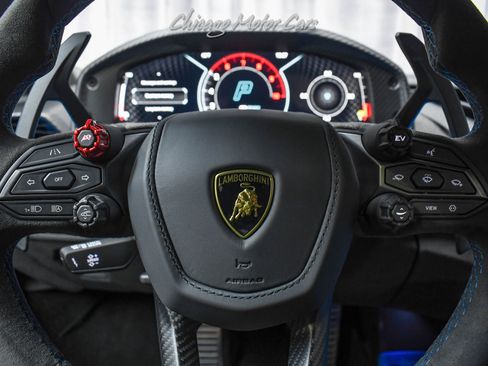 Used 2025 Lamborghini Revuelto image 10