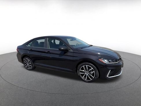 Used 2025 Volkswagen Jetta SE FWD image 2