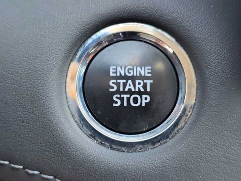 Used 2023 Toyota Highlander XLE FWD image 32