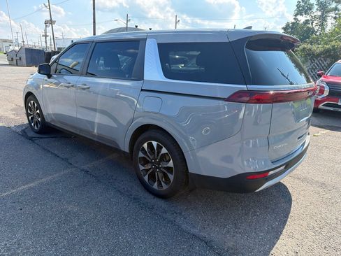 Used 2024 Kia Carnival EX FWD image 3