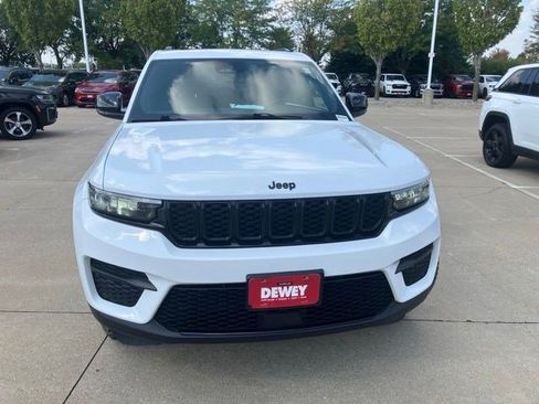 Certified 2022 Jeep Grand Cherokee Altitude AWD/4WD image 2