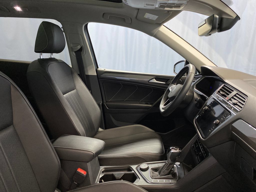 Used 2022 Volkswagen Tiguan SE AWD/4WD image 44