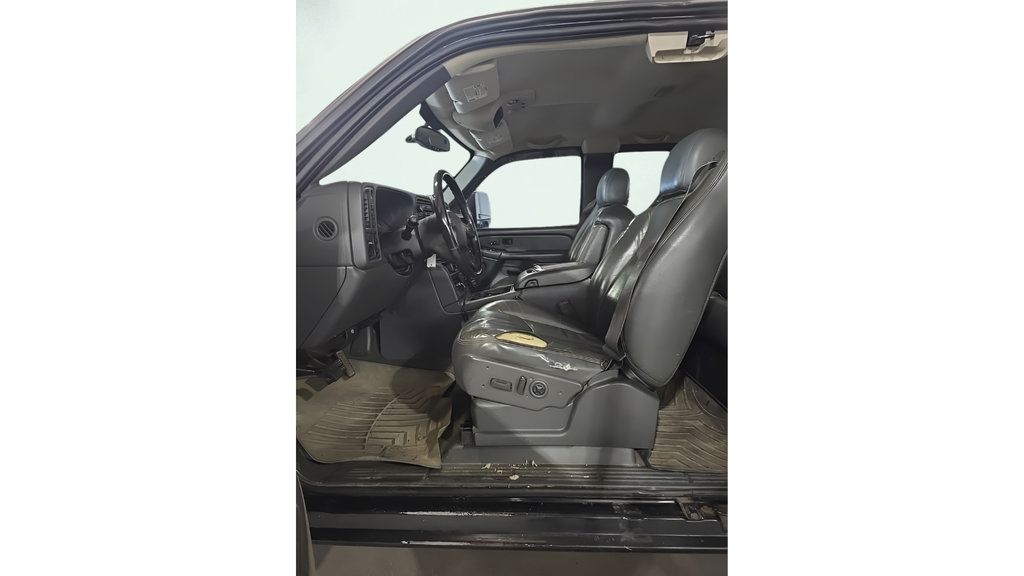 Used 2004 GMC Sierra 2500 SLT w/ Heavy-Duty Power Package AWD/4WD image 12