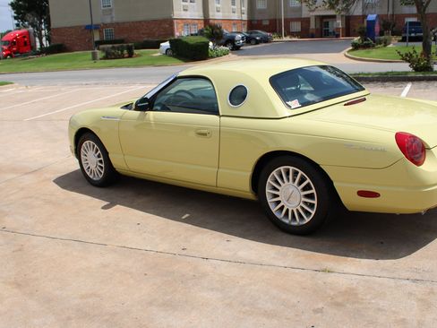 Used 2005 Ford Thunderbird RWD image 23