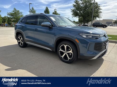 Used 2025 Volkswagen Tiguan SE image 1