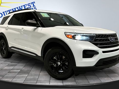 Used 2022 Ford Explorer XLT AWD/4WD image 3