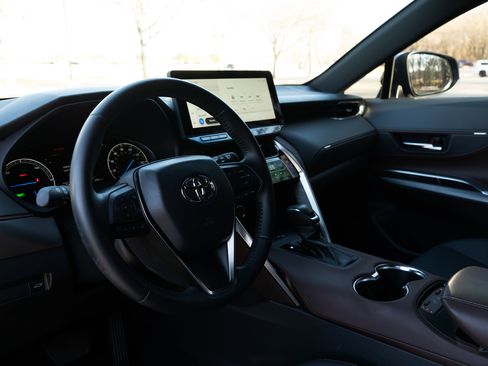 Used 2024 Toyota Venza XLE image 16