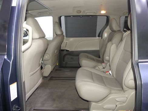 Used 2015 Toyota Sienna XLE FWD image 25